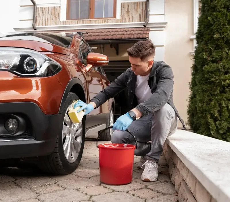 Lavage auto à domicile Saint-Léger-les-Vignes : professionnel intervenant sur un véhicule